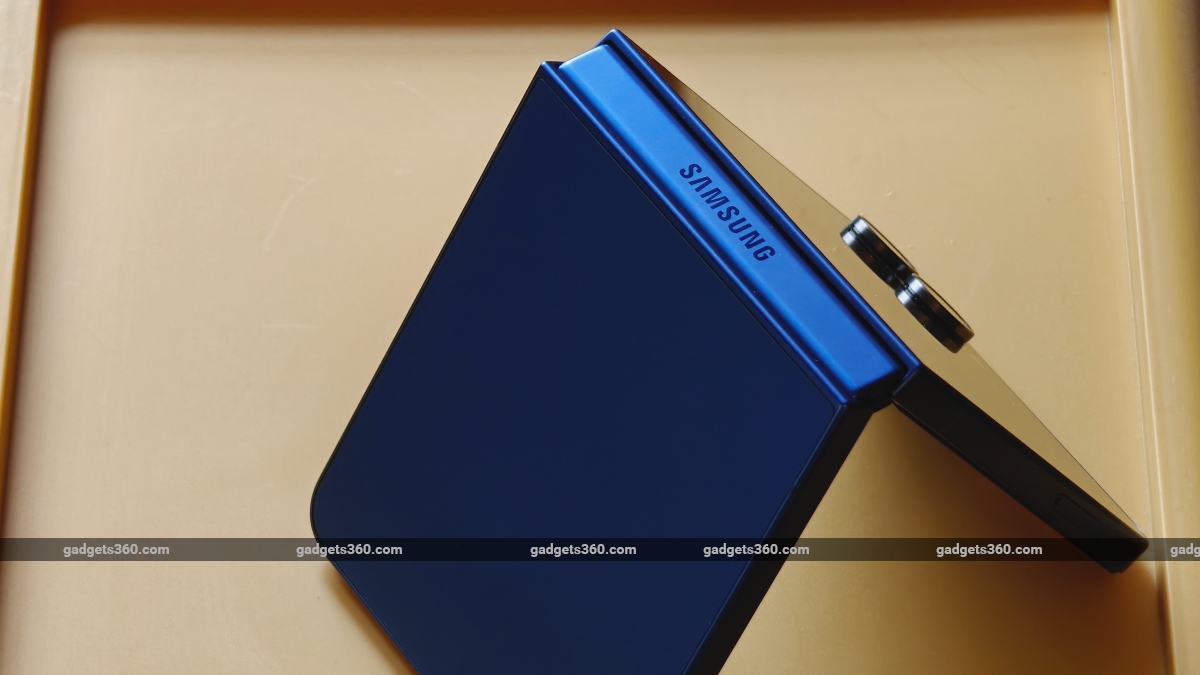 Samsung Galaxy Z Flip 8 Tipped to Feature 'Crease Free' Display, Slightly Revised Dimensions