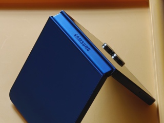 Samsung Galaxy Z Flip 7 Review: New Design, Old Problems