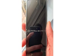 Samsung Galaxy Z Flip Has a Fragile Glass Display Covered by Plastic, Teardown Shows; Replacement Cost Revealed Samsung Galaxy Z Flip Has a Fragile Glass Display Covered by Plastic, Teardown Shows; Replacement Cost Revealed