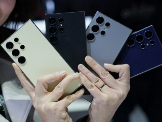 Apple Loses Top Phonemaker Spot to Samsung as iPhone Shipments Drop, IDC Says