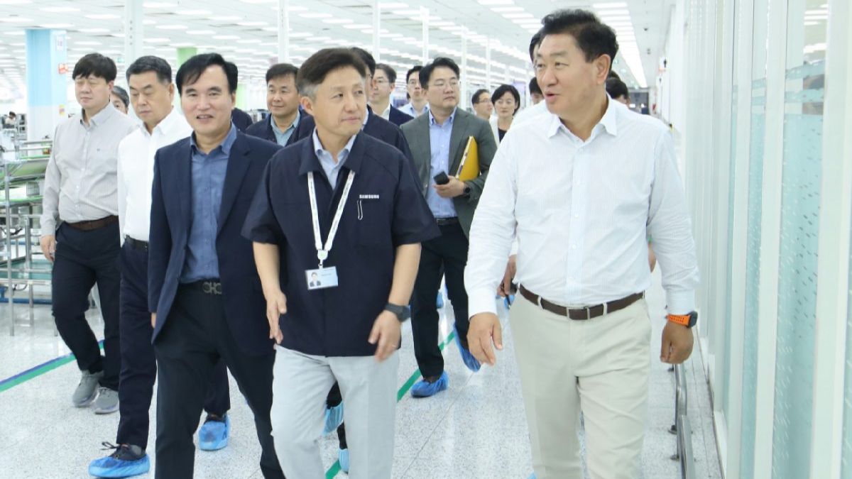 Samsung Vice Chairman Visits Noida Factory, Says India &lsquo;One of the Biggest&rsquo; Global Markets With Huge Opportunity
