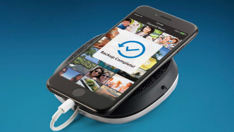 SanDisk iXpand Base Lets You Backup and Charge Your iPhone Simultaneously