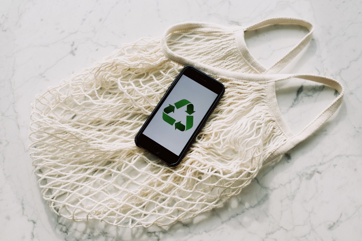 Smartphone Recycling: Manufacturers Make Progress, but More to Do