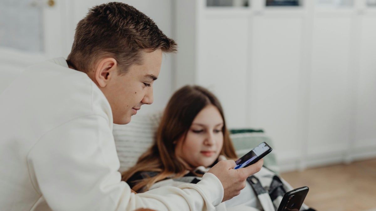 World Happiness Report 2026: Heavy Social Media Use Linked to Lower Life Satisfaction Among Teenagers