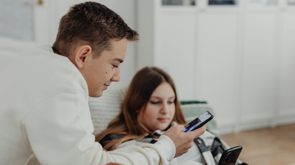 World Happiness Report 2026: Heavy Social Media Use Linked to Lower Life Satisfaction Among Teenagers