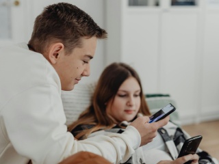 World Happiness Report 2026: Heavy Social Media Use Linked to Lower Life Satisfaction Among Teenagers