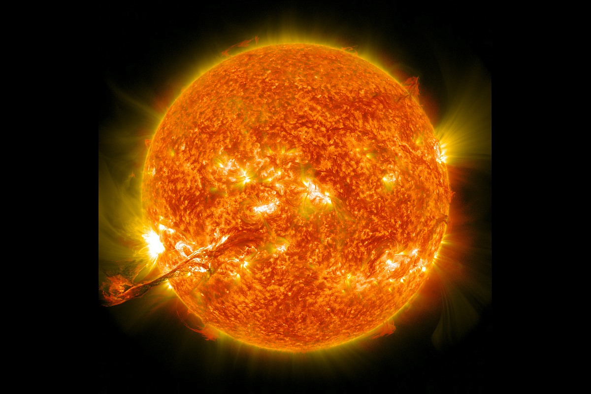 Massive Earth-Facing Sunspot Rapidly Increases in Size, May Result in Auroras