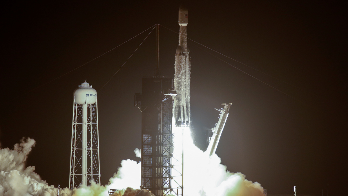 SpaceX Launches Falcon Heavy Rocket With 24 Satellites