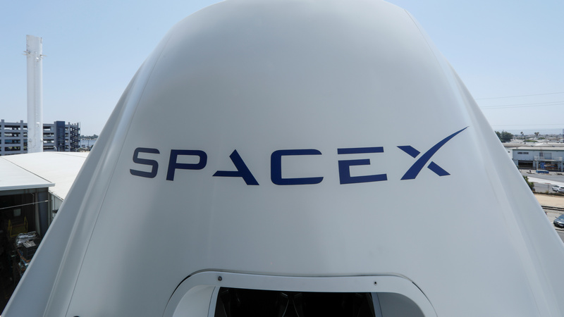 SpaceX Postpones First Falcon Heavy Commercial Launch Due to Strong Wind
