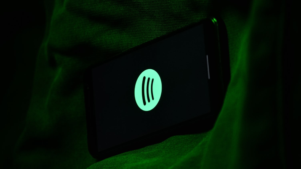 Spotify Rolling Out 'Swipe to Queue' Feature to Add New Tracks to Playlists