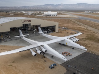 Microsoft Co-Founder Paul Allen Rolls Out World&#039;s Largest Aeroplane, the Stratolaunch