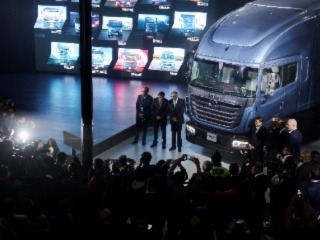 Auto Expo 2023: Tata Considering Setting Up Battery Cell Plants for EVs in India, Europe