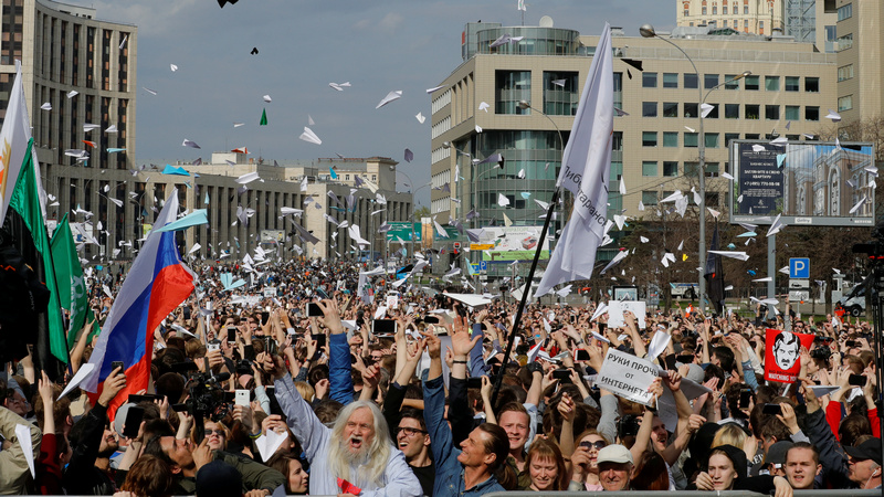Paper Plane Protesters Urge Russia to Unblock Telegram App