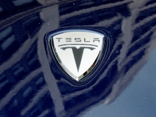 Tesla Said to Face US Criminal Probe Into Self-Driving Claims Following Multiple Crashes