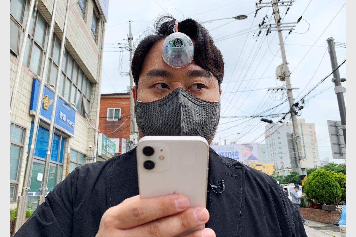 'Third Eye' Camera Can Help 'Smartphone Zombies' Walk Safely Without Bumping Into Obstacles