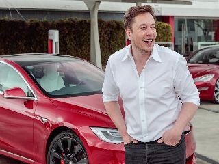 Elon Musk Tweets About Purchasing Manchester United Football Club, Later Calls It a Joke
