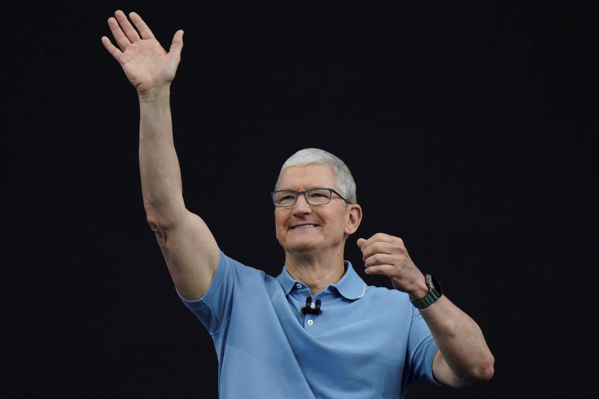 Tim Cook to Remain Apple CEO Till ‘At Least’ Mid-2026, Claims Mark Gurman