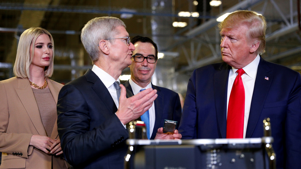 Trump Said to Meet With Apple's Tim Cook and Other CEOs at Davos Today