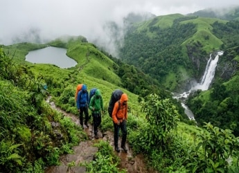இந்தியாவின் சிறந்த 5 மழைக்கால மலையேற்றப் பாதைகள்: கூட்ட நெரிசலின்றி இயற்கையை ரசிக்க எளிய வழிகள்!