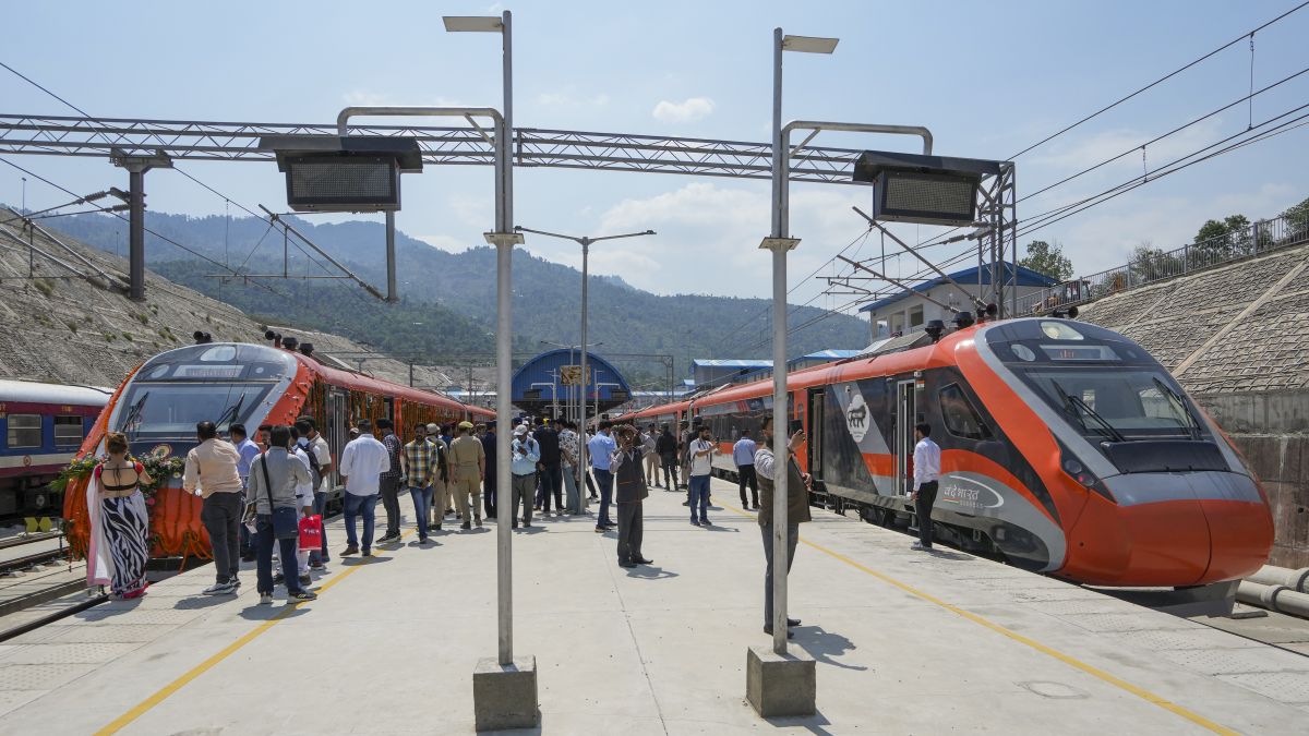 Know How to Book Tickets on Vande Bharat Trains Just 15 Minutes Before Departure