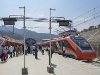 Know How to Book Tickets on Vande Bharat Trains Just 15 Minutes Before Departure