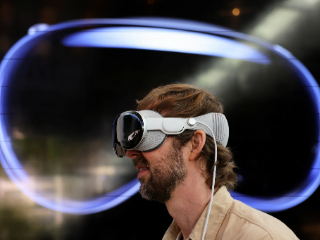 Apple's Smart Glasses Said to Be Available a Year After Launch, Lighter Vision Pro on Hold