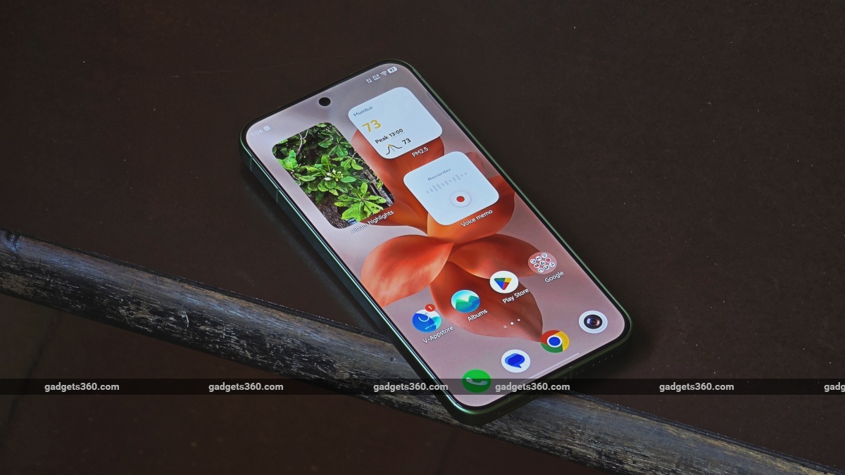 Best Compact Smartphones in India: iPhone 17, Pixel 9a and More