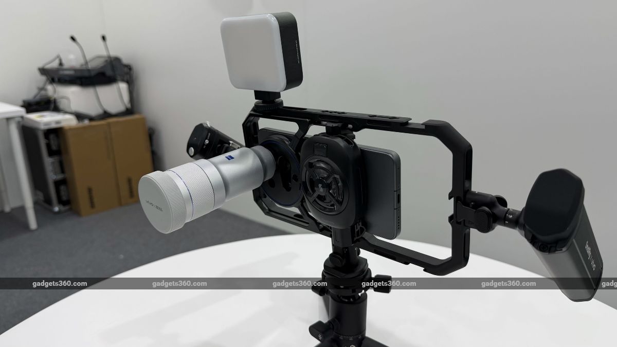 Vivo Product Manager Teases Vivo X300 Ultra's 400mm Teleconverter Kit Performance Ahead of Debut