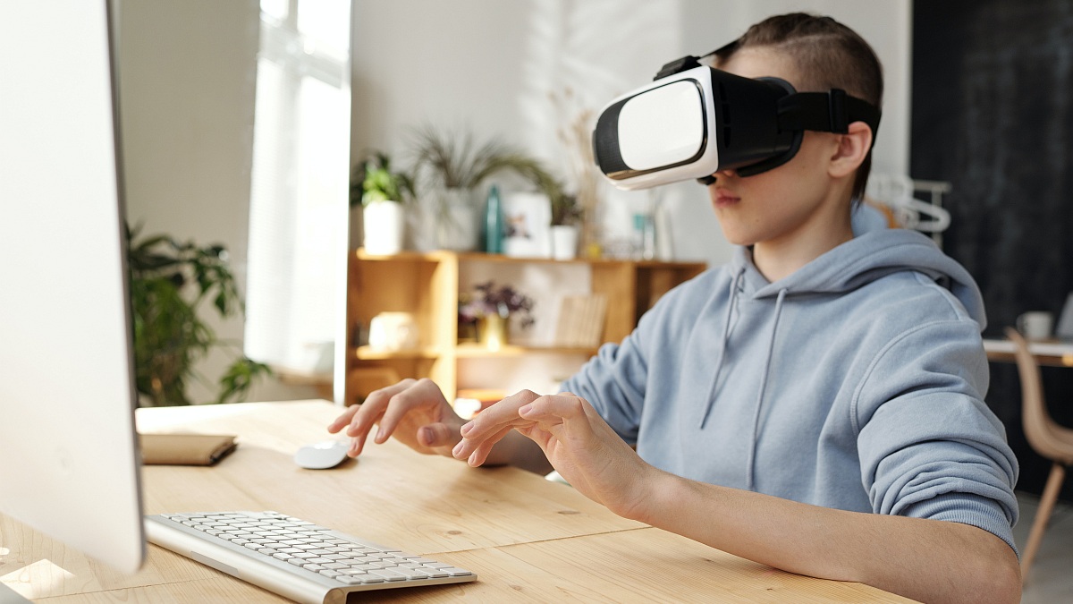 Apple Granted Patent for Wireless Accessories Including AR/VR Headset With iPhone and Wireless Charging Station