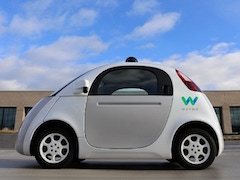 Self Driving Waymo Car Blocks Traffic Tries to Escape From Technicians