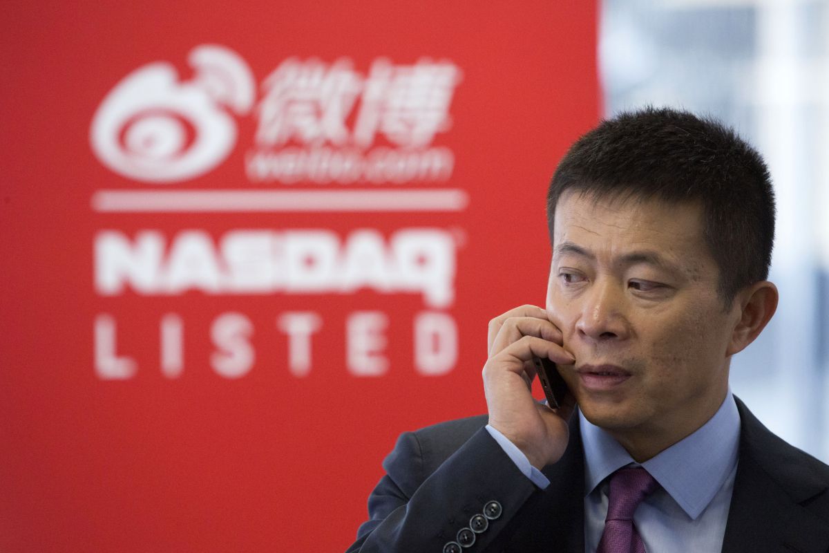 Weibo Chairman, State Firm Said to Plan Taking China's Twitter Private