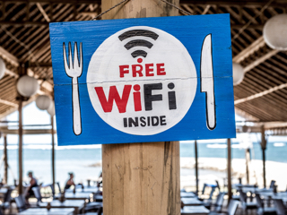 Hotel का Free WiFi अच्छा लगता है? हैकर्स के हाथ लग सकता है आपका डेटा