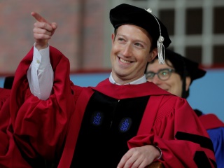 Facebook CEO Mark Zuckerberg Urges Harvard Graduates to Build a World of &#039;Purpose&#039;