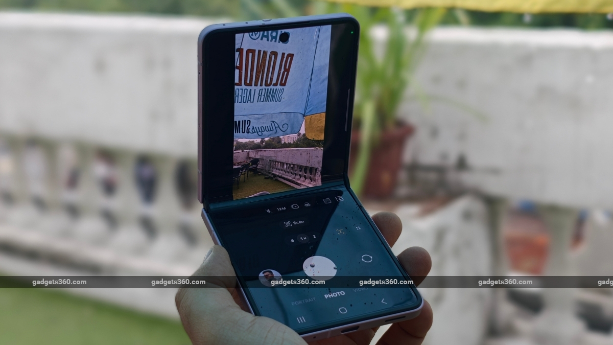  Galaxy Z Flip 8 Gallery इमेजिस